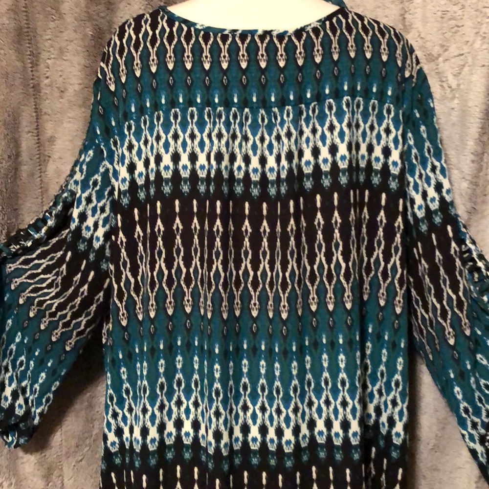 Gorgeous Patterned Blouse - Picture 3 of 4